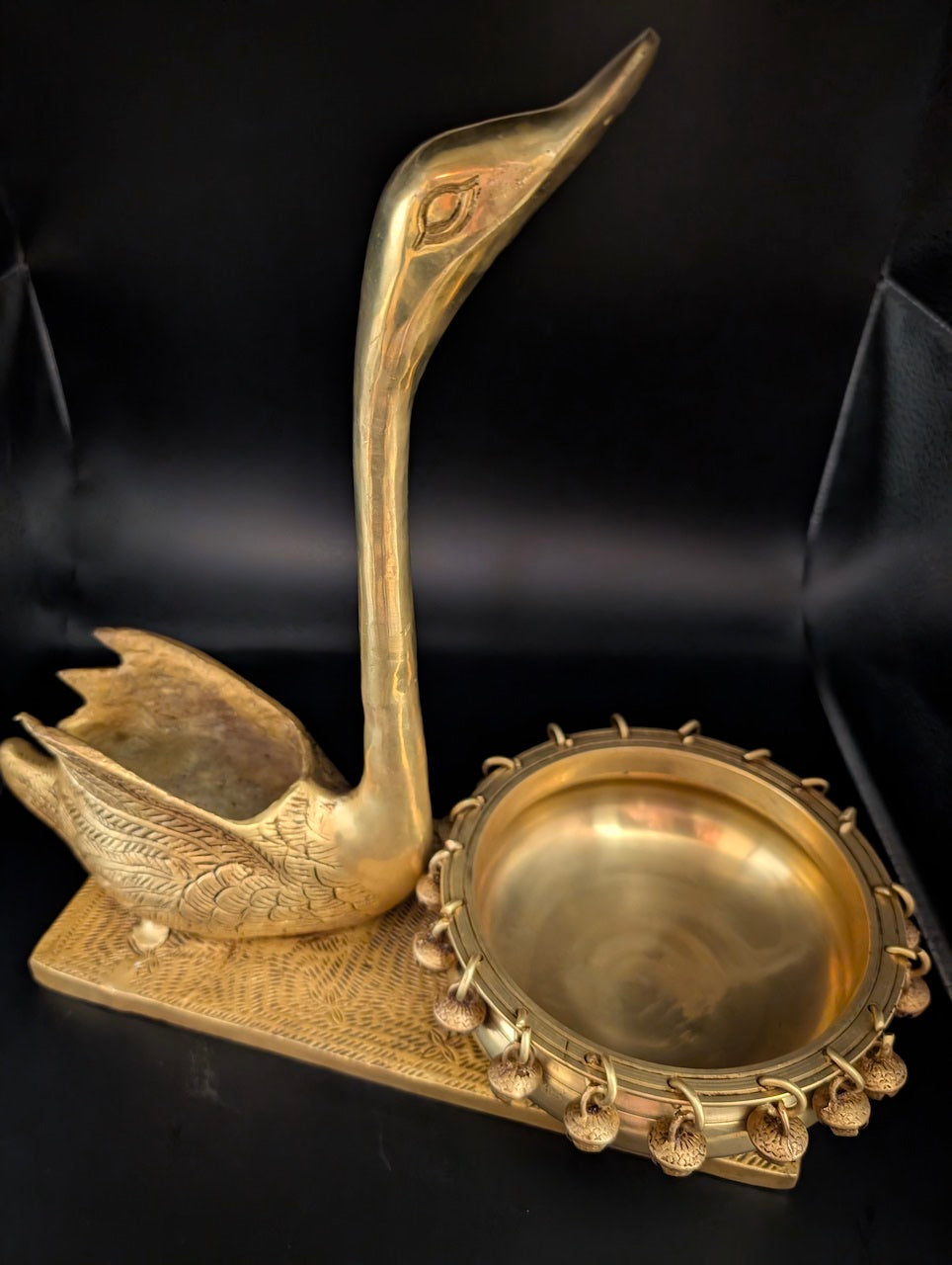 Elegant Swan and Uruli Set – Exquisite Home Décor